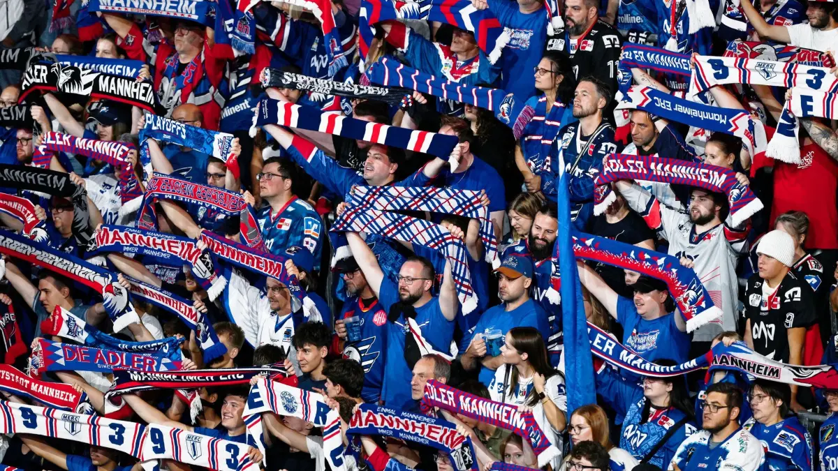 Adler Mannheim - Eisbären Berlin: 20.09.2026, Baden-Württemberg, Mannheim: Eishockey, Männer: DEL, Adler Mannheim - Eisbären Berlin, Hauptrunde, 2. Spieltag, SAP-Arena. Fans der Adler Mannheim halten Fanschals in die Höhe. Foto: Uwe Anspach/dpa +++ dpa-Bildfunk +++