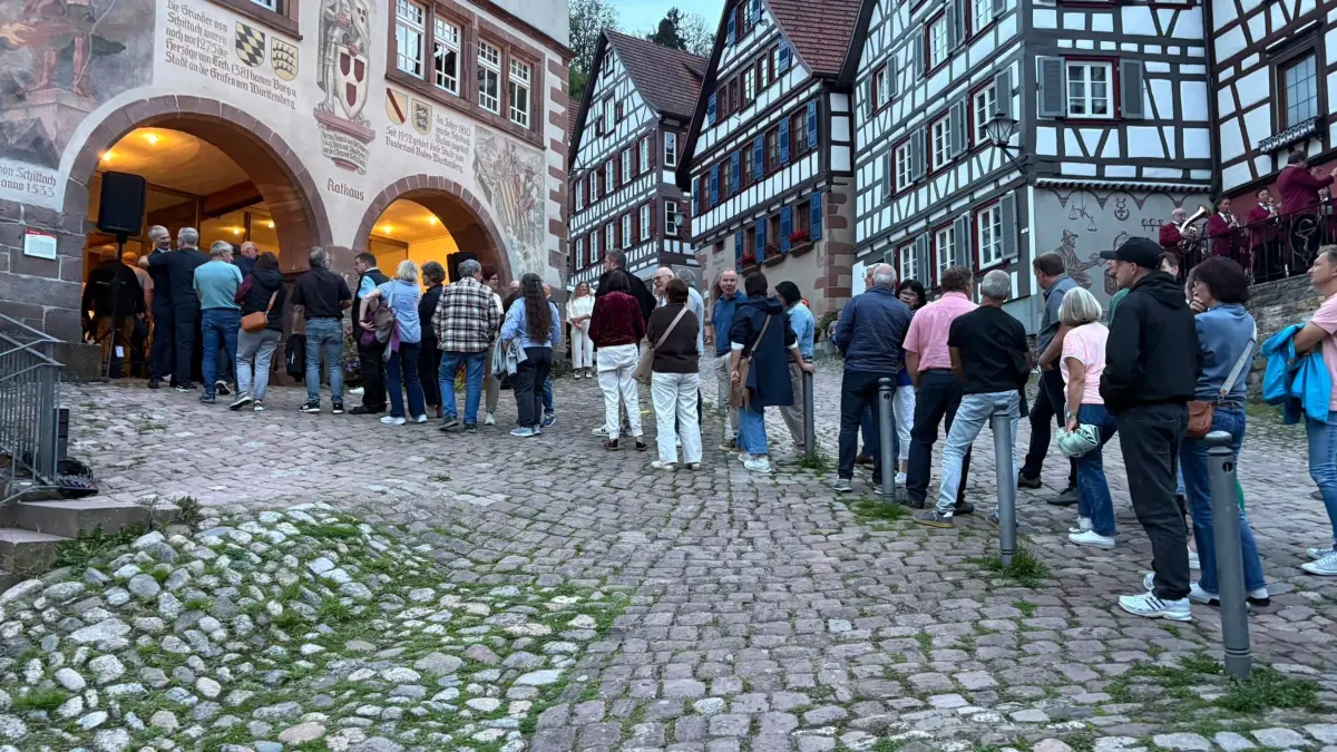 Viele Menschen stehen Schlange, um Thomas Haas zum Wahlsieg zu gratulieren.