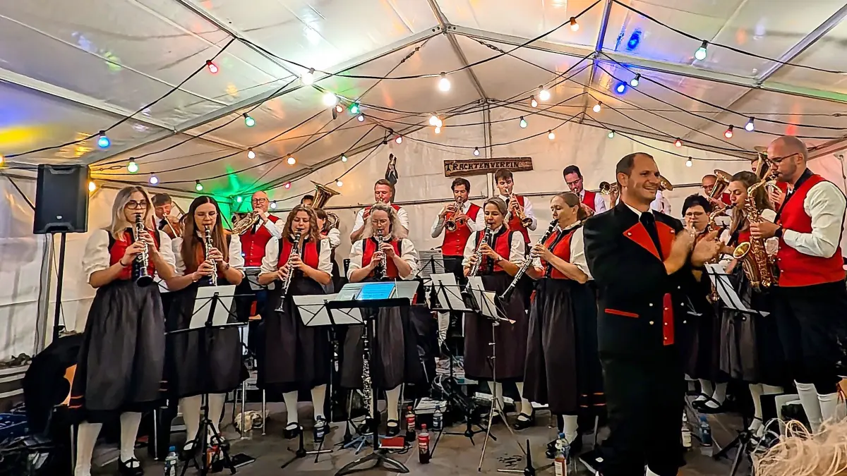 Beste Unterhaltungsmusik bot die Trachtenkapelle Kappel beim Weinfest des Trachtenvereins Reckhölderle. Das Publikum war begeistert.