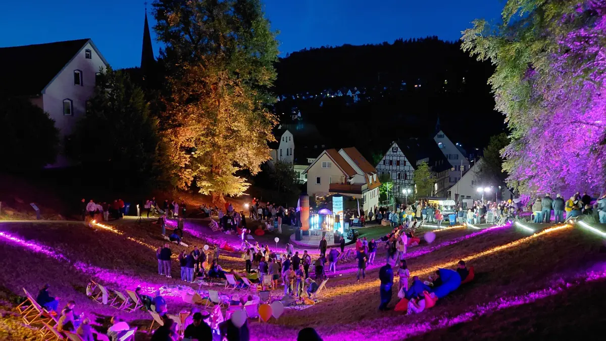 Der illuminierte Stadtgarten sorgt für eine gemütliche Atmosphäre.