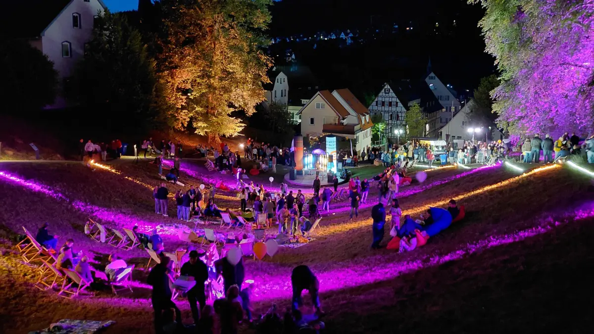 Der illuminierte Stadtgarten sorgt für eine gemütliche Atmosphäre.