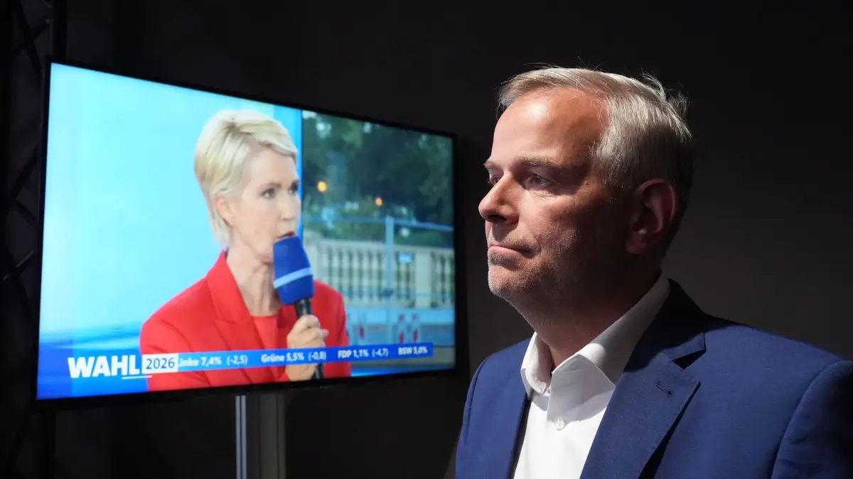 Landtagswahl Mecklenburg-Vorpommern - TV-Studio: 20.09.2026, Mecklenburg-Vorpommern, Schwerin: Leif-Erik Holm (AfD), Ministerpräsidentenkandidat der AfD in Mecklenburg-Vorpommern und Direktkandidat im Wahlkreis Schwerin, geht im ARD-Wahlstudio an einem Monitor vorbei, auf dem Manuela Schwesig (SPD), Spitzenkandidatin der SPD und Ministerpräsidentin von Mecklenburg-Vorpommern, zu sehen ist. Die Landtagswahl in Mecklenburg-Vorpommern fand am Sonntag (20.09.2026) statt. Foto: Marcus Brandt/dpa Pool/dpa +++ dpa-Bildfunk +++