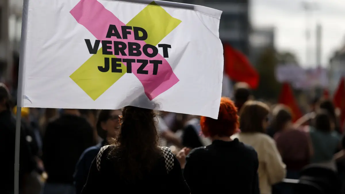 Gegendemo zur Demo Marsch für das Leben in Köln: Eine linke Gegendemo mit Beteiligung linksextremistischer Gruppen demonstriert gegen den vierten Marsch für das Leben in Köln. Linke Gegendemonstranten zeigen Banner mit Sprüchen wie 'AFD Verbot jetzt'. Der Marsch für das Leben ist eine Demonstration der Lebensrechtsbewegung - Veranstalter ist der Bundesverband Lebensrecht. Man demonstriert gegen Schwangerschaftsabbrüche und Praktiken der Sterbehilfe, Geschäfte mit Leihmutterschaft und Präimplantationsdiagnostik. Köln, 19.09.2026