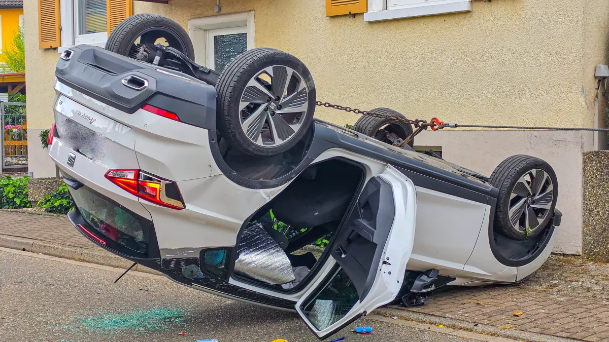 Eine Autofahrerin hat in einer 30er-Zone im Wohngebiet die Kontrolle verloren, ist gegen eine Hauswand geprallt und landet mit dem Auto auf dem Dach.