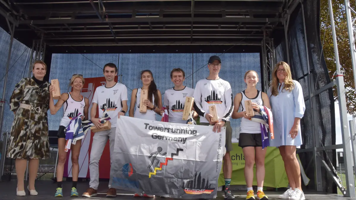 Strahlende Gesichter gab es bei der Siegerehrung mit Turmmanagerin Beate Höhnle (rechts): Siegerin Lara Elea Eckhardt (Vierte von links) und Sieger Christian Riedl (Vierter von rechts) freuten sich mit dem gesamten Team von Towerrunning Germany.
