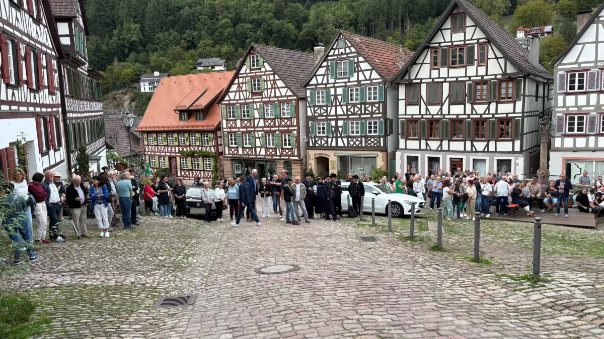 Vor dem Rathaus versammeln sich die Bürgerinnen und Bürger, um das Ergebnis der Bürgermeisterwahl zu erfahren.