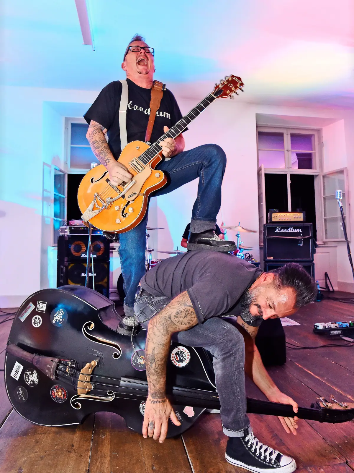Erste „Donaueschinger Kneipentour“ - 1 Stadt, 9 Kneipen, 5 Bands und 4 DJ’s: „Pig Ass and the Hoodlums“ bieten in der Alten Hofbibliothek nicht nur waschechten Rockabilly sondern auch waschechte Showeinlagen.
