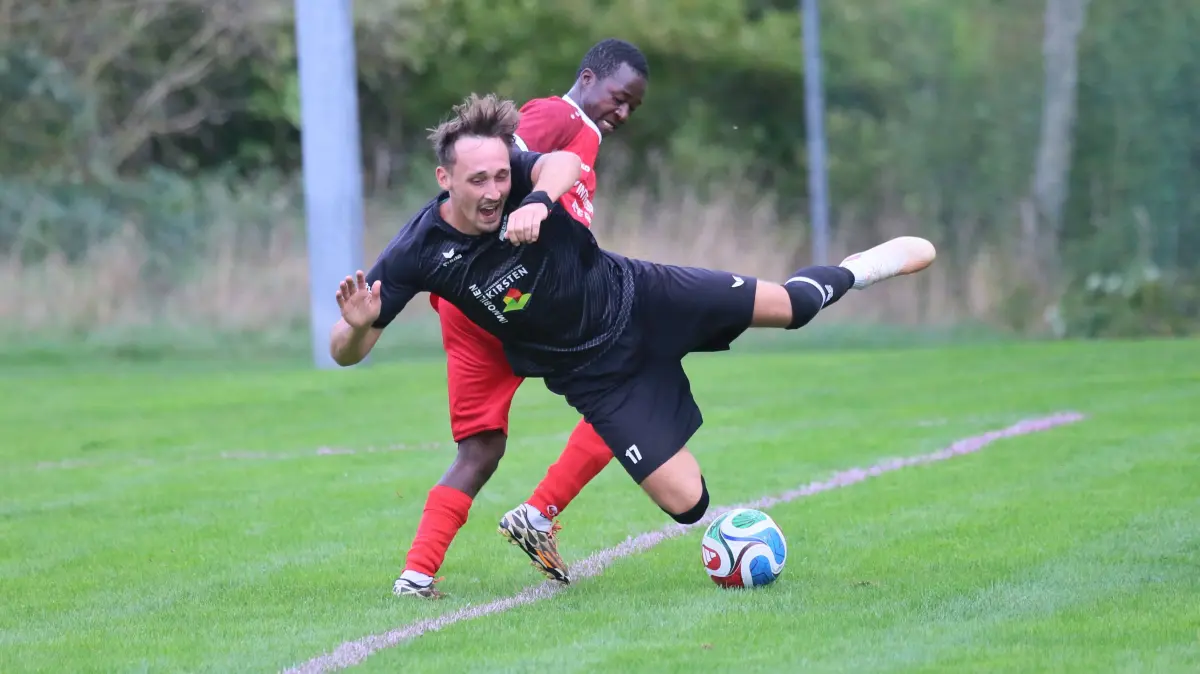 Marco Schneider (Vordergrund) und der TSV Laufen/Eyach bleiben in der Kreisliga A2 auch gegen Ebingen auf Erfolgskurs.