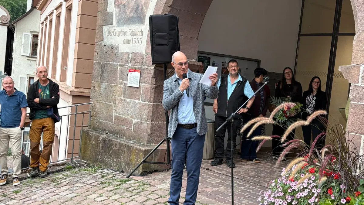 Axel Rombach verkündet Ergebnis der Bürgermeisterwahl in Schiltach.