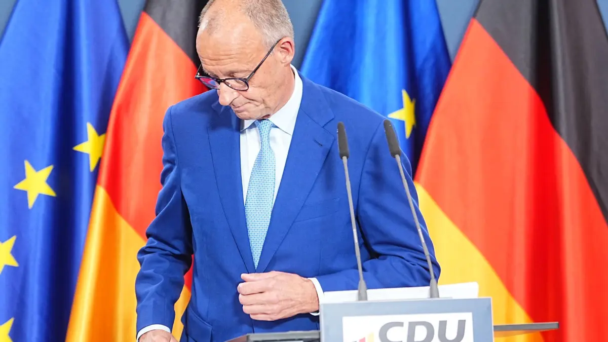 Friedrich Merz: Bundeskanzler Friedrich Merz (CDU) verlässt nach einer Ansprache nach den Wahlen in Berlin und Mecklenburg-Vorpommern im Konrad-Adenauer-Haus die Bühne. (zu dpa: «So blickt das Ausland auf die Wahlen in MV und Berlin»)
