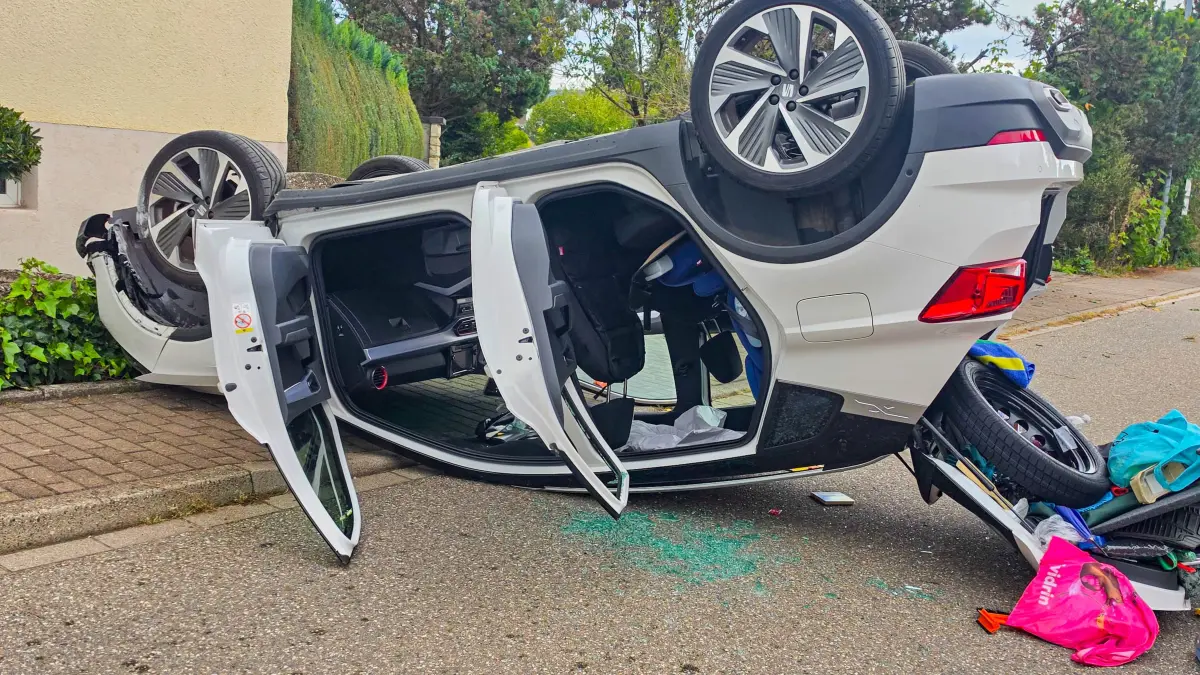 Eine Autofahrerin hat in einer 30er-Zone im Wohngebiet die Kontrolle verloren, ist gegen eine Hauswand geprallt und landet mit dem Auto auf dem Dach.