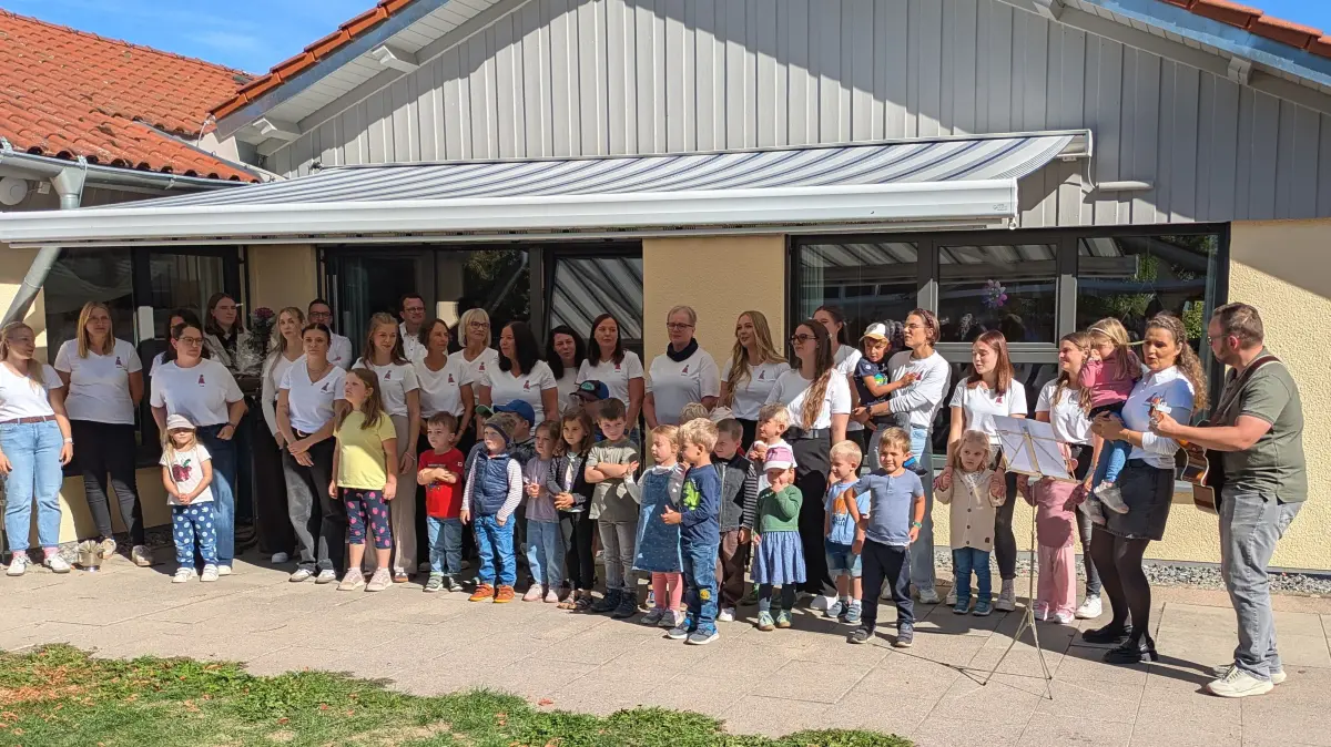 Zur Einweihung sangen die Kinder und das Erzieherinnenteam gemeinsam ein Lied über den St. Martinus Kindergarten.