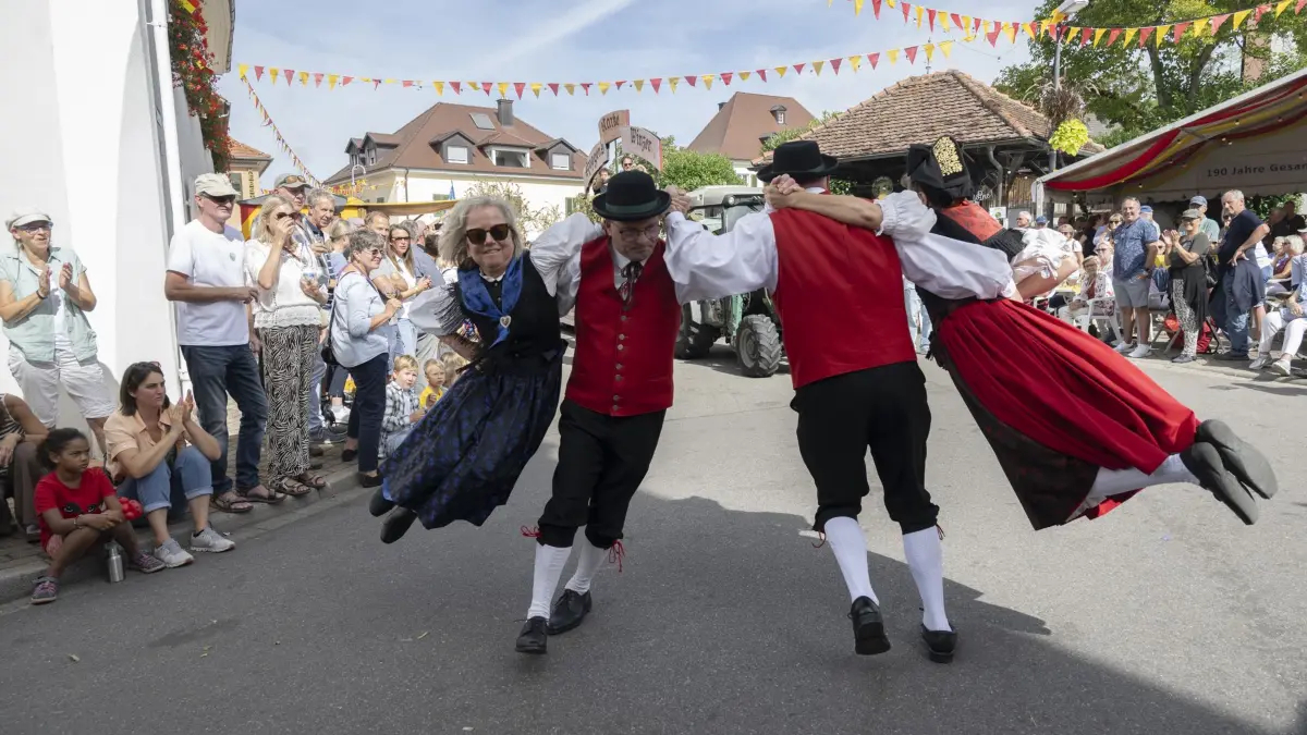 Der große Trachtenumzug beim Auggener Winzerfest lockte zahlreiche Teilnehmer und Besucher an.