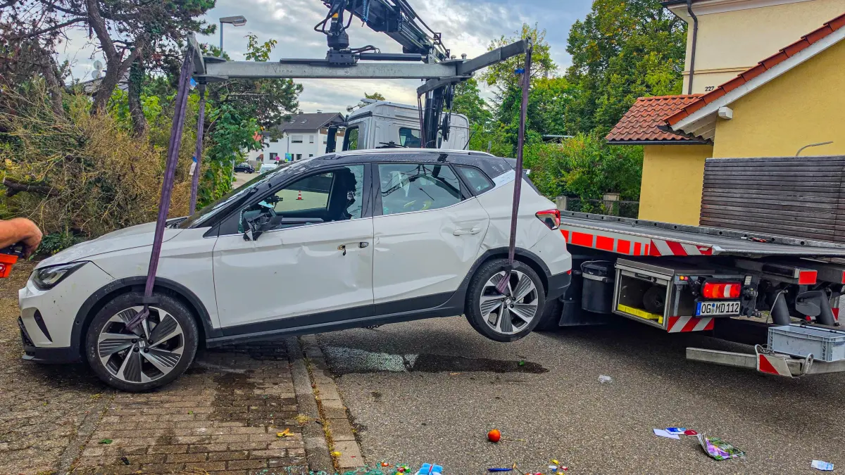 Das beschädigte Fahrzeug musste geborgen werden.