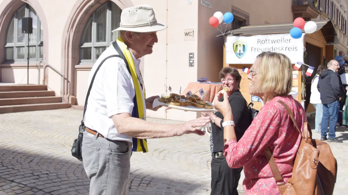 Mitglieder des Freundeskreises Hyères reichten leckere Häppchen.