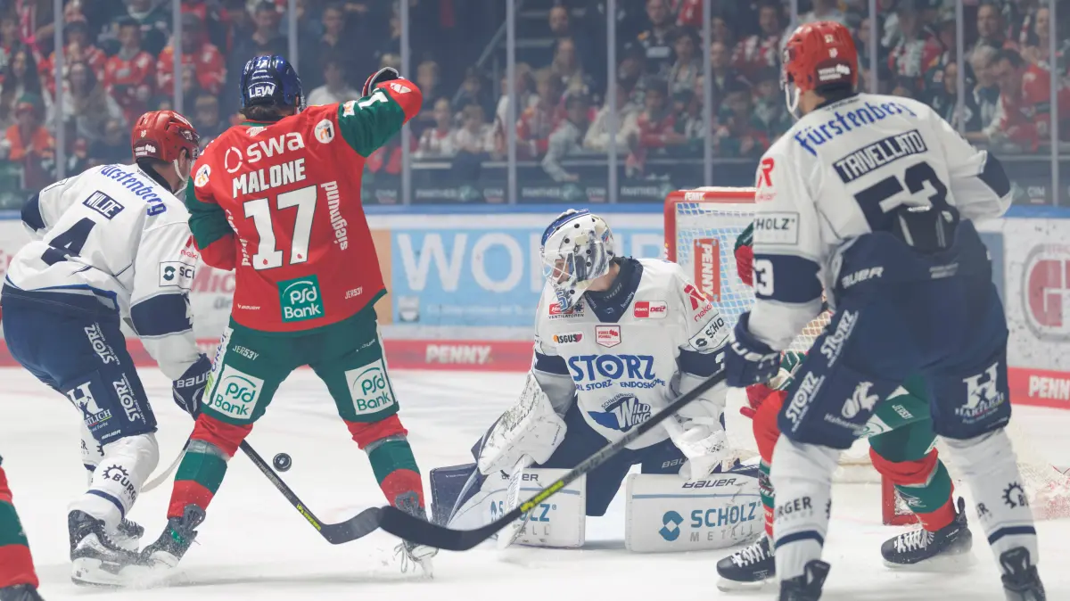 Simon Wolf 35, Schwenninger Wild Wings im Vordergrund, Sean Malone 17, Augsburger Panther und Bode Wilde 4, Schwenninger Wild Wings beim Spiel zwischen Augsburger Panther v Schwenninger Wild Wings, Eishockey, Herren, DEL, 2026/2027, 2.Spieltag am 20.09.2026 in Augsburg, Curt-Frenzel-Stadion. Bayern Deutschland *** Simon Wolf, No. 35, Schwenninger Wild Wings in the foreground Sean Malone, No. 17, Augsburger Panther and Bode Wilde, No. 4, Schwenninger Wild Wings, during the game between the Augsburger Panther and the Schwenninger Wild Wings, ice hockey, mens, DEL, 20262027, Matchday 2 on September 20, 2026, in Augsburg, Curt Frenzel Stadium, Bavaria, Germany