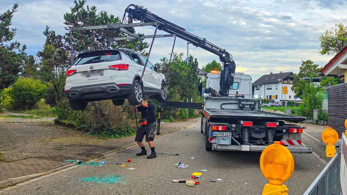 Das beschädigte Fahrzeug musste geborgen werden.