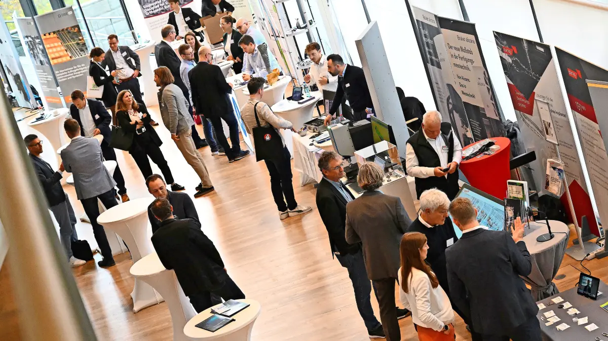 Themenbereiche wie Simulation, Robotik, vernetzte Systeme und künstliche Intelligenz, aber auch Werkstoffe, Fertigungsverfahren und Nachhaltigkeit sind beim Innovation Forum Medizintechnik gesetzt – bei rund 80 Unternehmen und Institutionen in der begleitenden Ausstellung und bei rekordverdächtigen 55 Fachvorträgen. Fotos: jeweils © MedicalMountains GmbH/Michael Kienzler