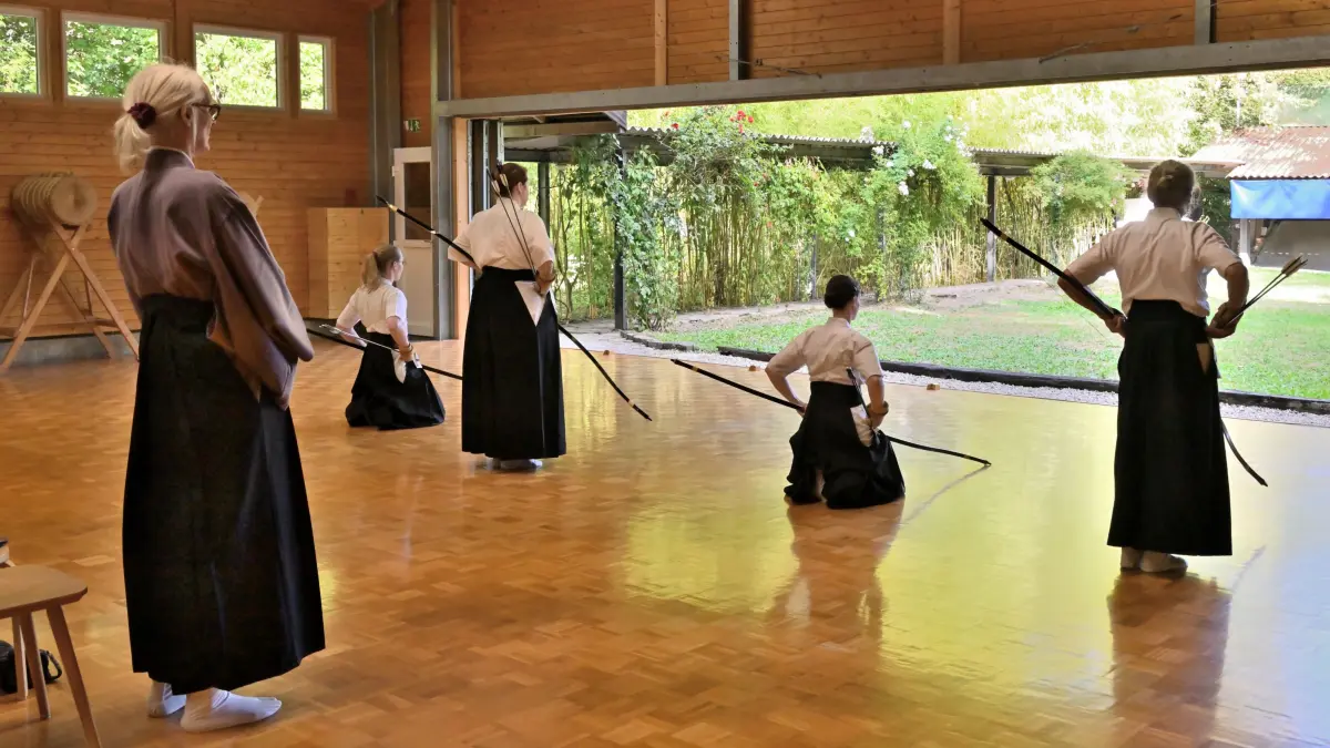 Konzentration und höchste Aufmerksamkeit herrscht nicht nur bei den Wettkämpfern. Auch Marion Moritz, der Wettkampfleiterin des Deutschen Kyudo Bundes, wurde ein Höchstmaß an Aufmerksamkeit abverlangt.