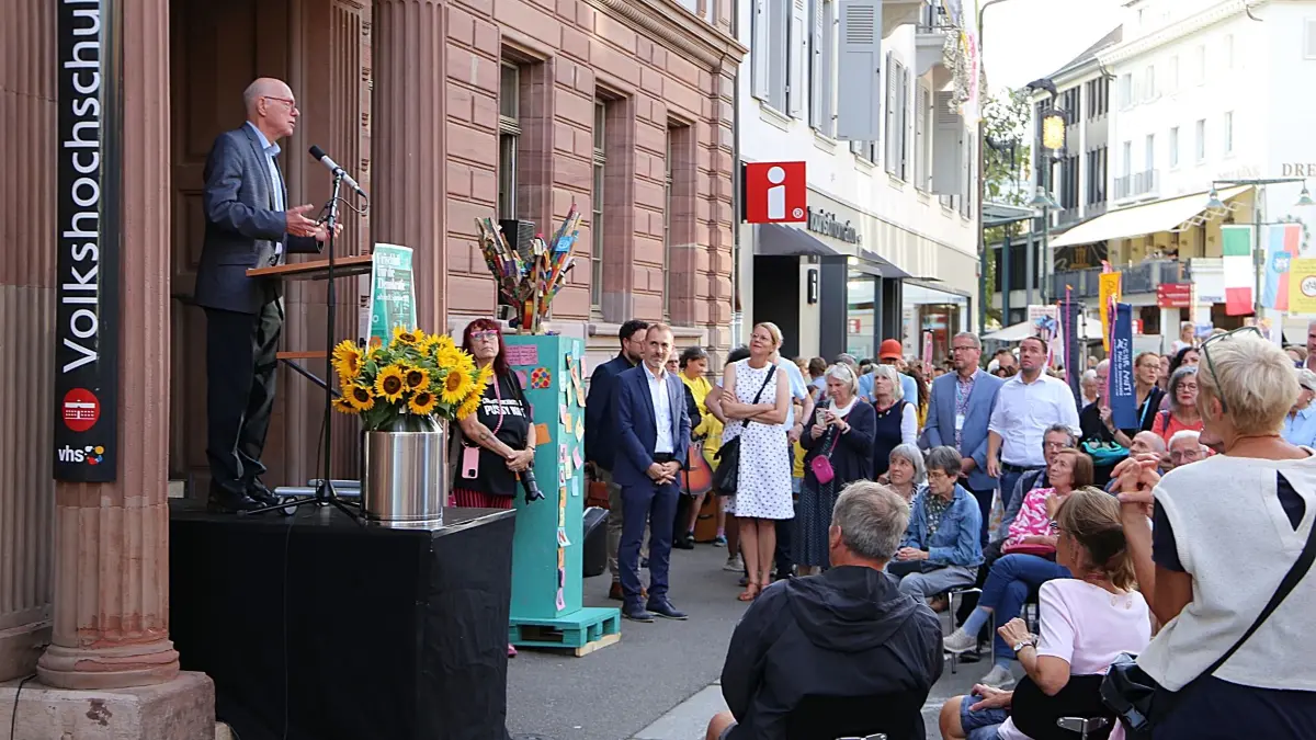 Gebannt hörten die Zuschauer zum „Tag der Demokratie“ am Samstag der Revolutionsrede des ehemaligen Bundestagspräsidenten Norbert Lammert (links) zu. Er machte sich für das bürgerschaftliche Engagement stark.