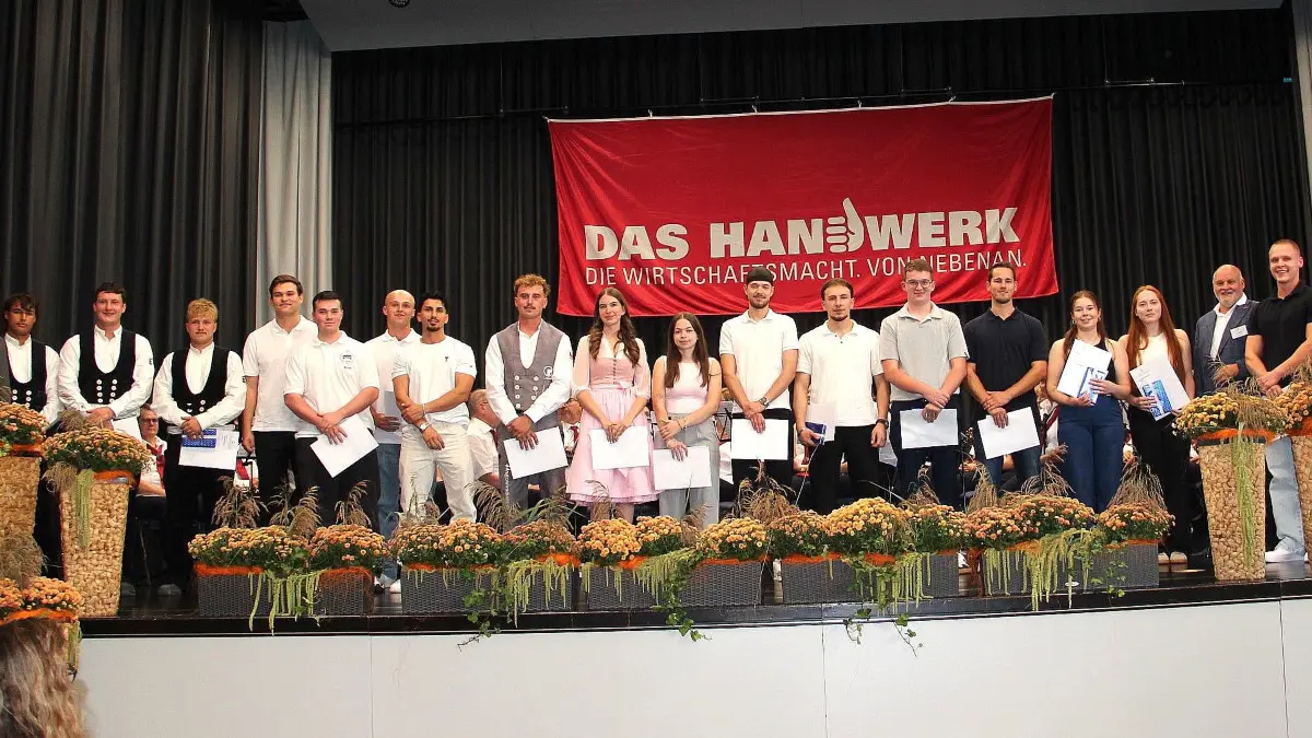 Die Innungssieger und Preisträger der Lehrabschlussfeier 2026 zusammen mit Paul-Gerhard Alber (li) Ernst Berger (3.v.re) und Jürgen Greß (re).