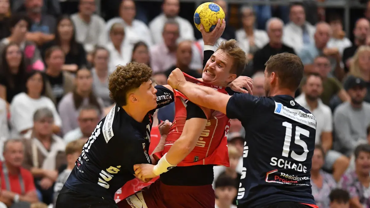 Dustin Ammel (am Ball) wird von den Willstättern hart in die Mangel genommen.