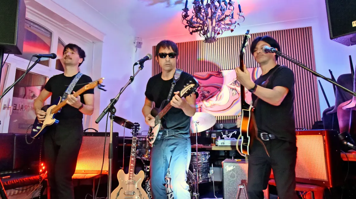 60er-Garagen-Rock präsentieren die vier Musiker von „The Recalls“ in der Bar „Centrale“.