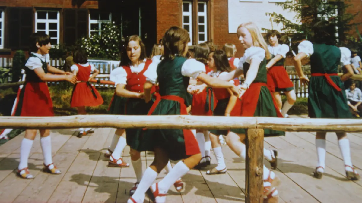 Die Mädchentanzgruppe bekam von den Müttern einheitliche Dirndl und Blusen genäht, da von der Seewälder Tracht noch nichts bekannt war.
