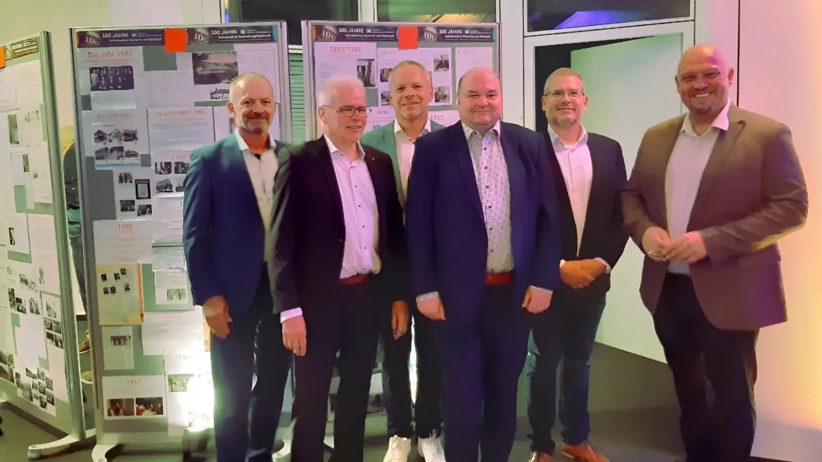 Oliver Broghammer (von links), Martin Heinzmann, Axel Moosmann, Stefan Burger, Marco Hansmann, Bürgermeister Armin Hansmann bei der Feier