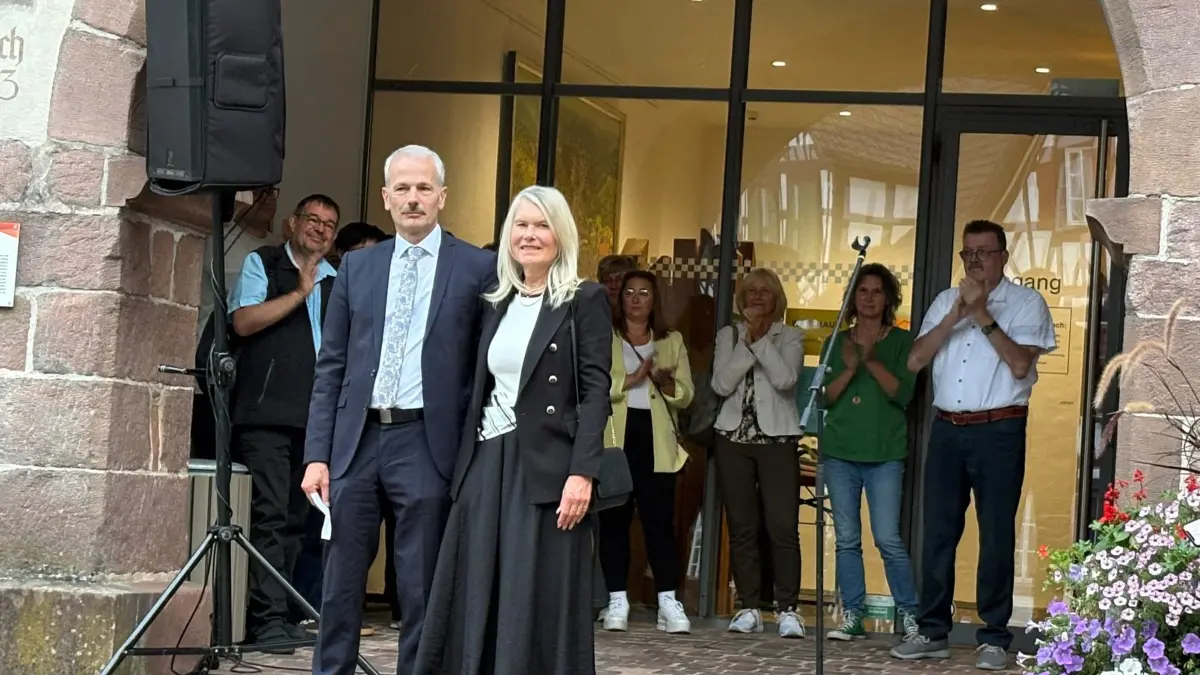 Thomas Haas, hier mit seiner Frau Susann, holt sich den Sieg bei der Bürgermeisterwahl in Schiltach.