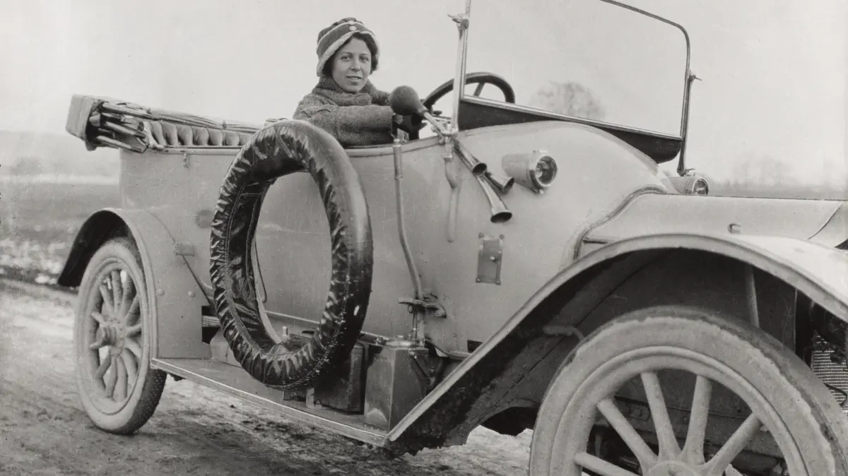 Die Kunstsammlerin Gertrud Dübi-Müller in ihrem Automobil der Marke „Pic-Pic“ um 1911