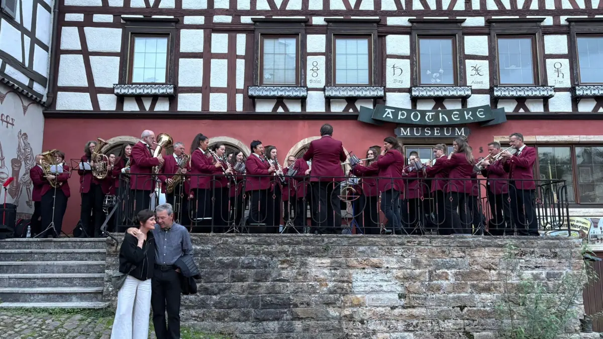 Die Stadtmusik Schiltach spielt ein Ständchen für den Wahlsieger.