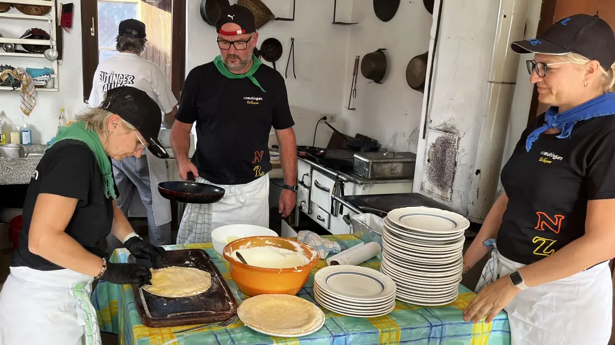 Sandra Krespach (links) beim Belegen der Pfannenbeetle in der kleinen Küche.