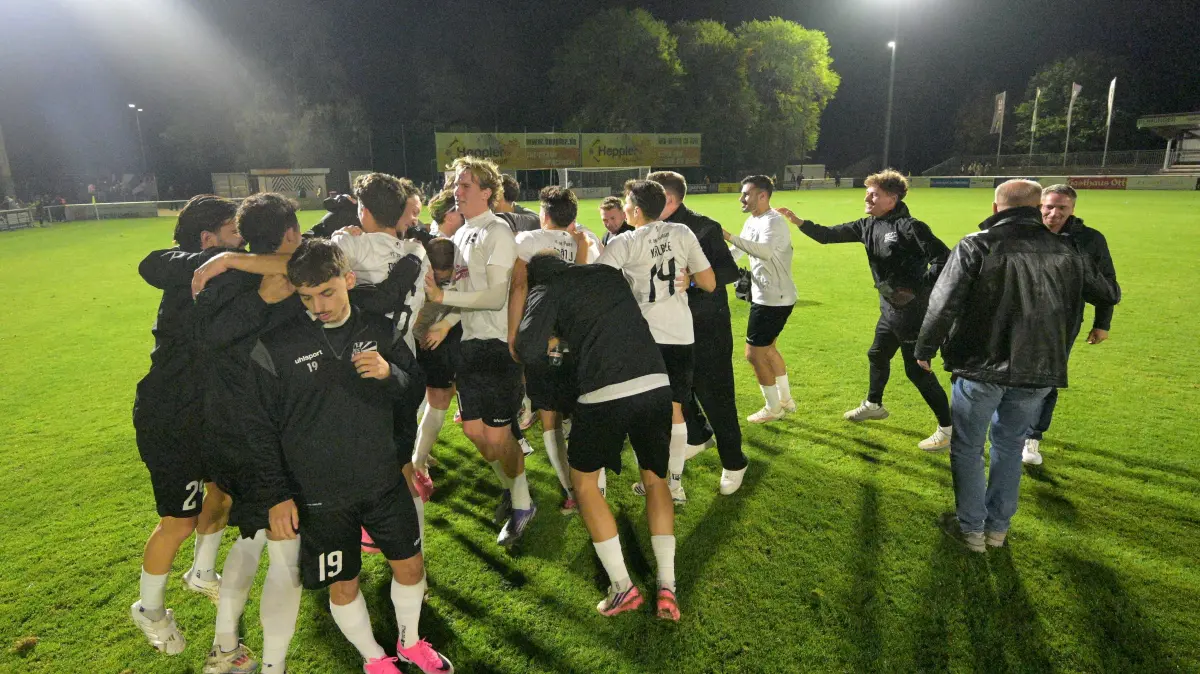 Mit "Derbysieger, Derbysieger"-Sprechchören feierten die Villinger den 3:0-Heimsieg gegen Singen.