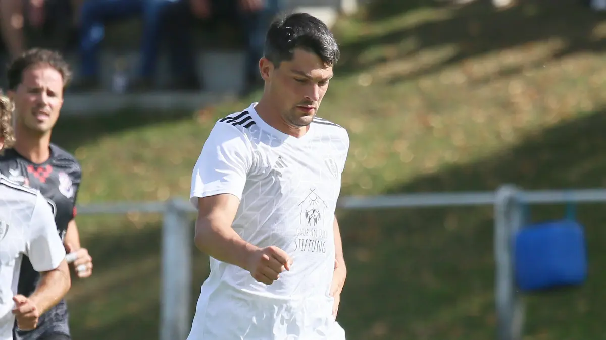 Julian Bihler machte mit seinem Treffer zum 5:1 den Deckel drauf auf den Bösinger Sieg bei der SG Dettingen/Glems.