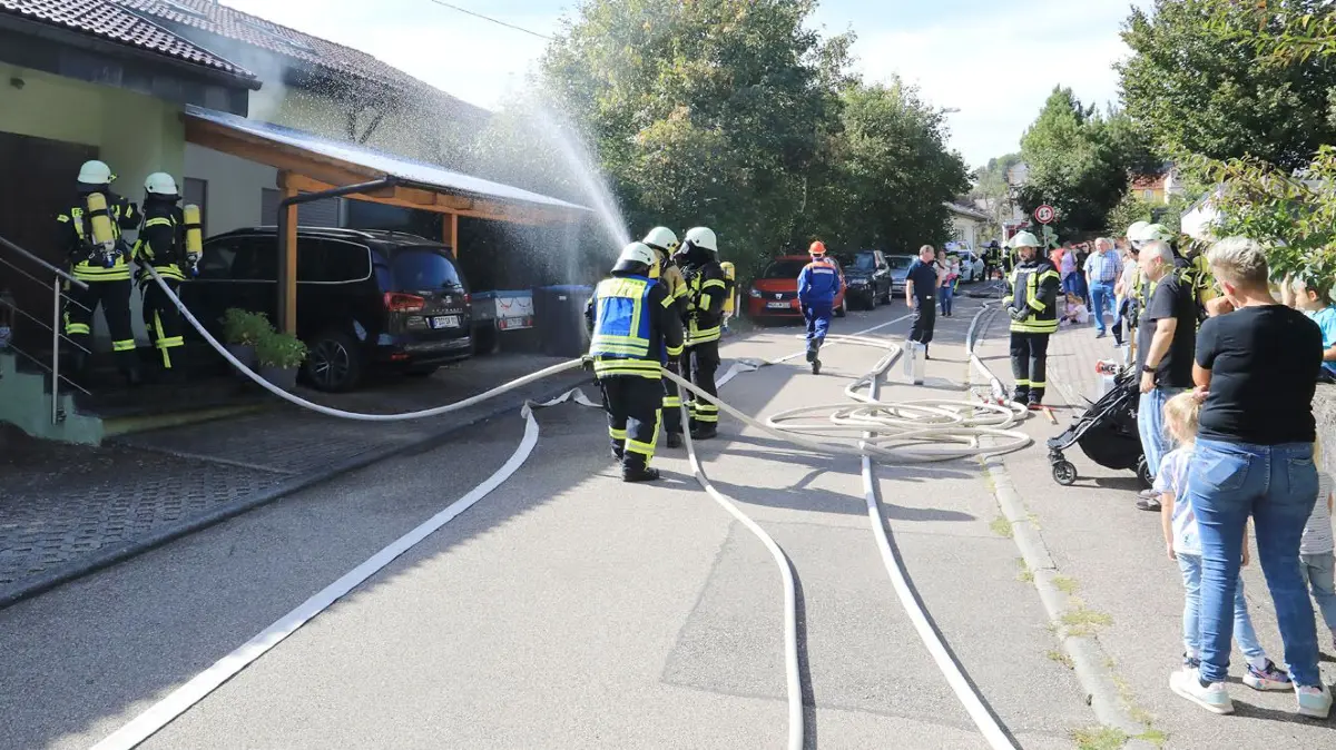 Erschwerte Löschbedingen: Der Osterhaldeweg weist eine erhebliche bauliche Engstelle auf und bietet keine Wendemöglichkeit für Großfahrzeuge wie die der Feuerwehr.