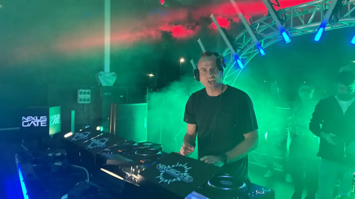 Pappenheimer sorgt zwei Stunden lang mit Hard-Techno für Stimmung.