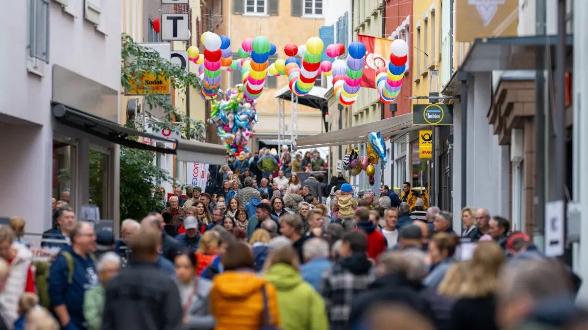 Der Goldene Oktober mit Regionalmarkt und verkaufsoffenem Sonntag findet am Sonntag, 4. Oktober, in Rottenburg statt. (WTG-Archivfoto)