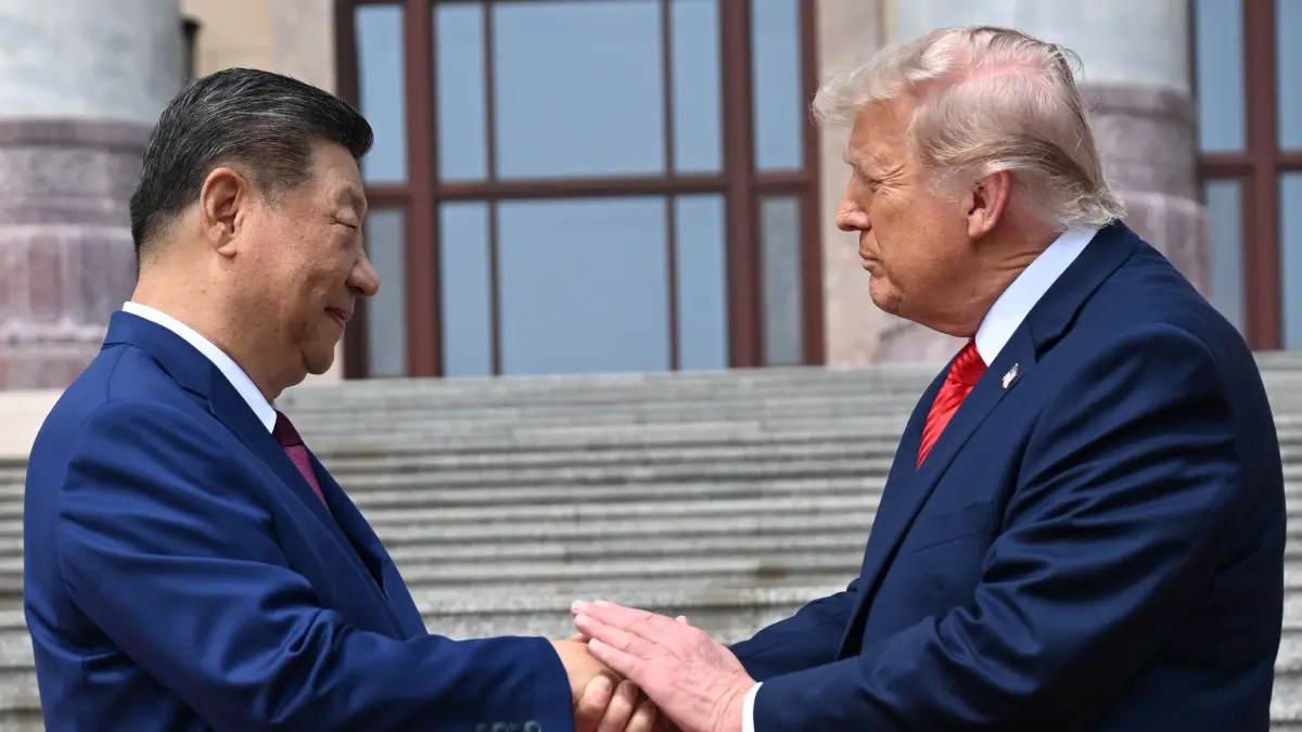 US-Präsident Trump und Xi Jinping: Der chinesische Präsident Xi Jinping schüttelt US-Präsident Donald Trump an der Großen Halle des Volkes die Hand. (zu dpa: «China bestätigt Xi Jinpings USA-Reise»)