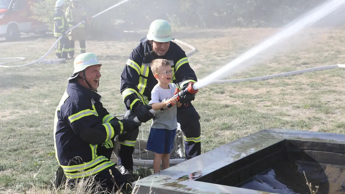 Kinderleicht Freude bereitet: In Betra begeistert die Feuerwehr den Nachwuchs für ihre Arbeit.