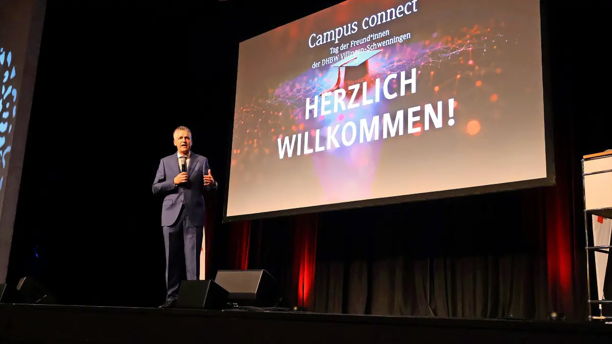Den Machern des neuen Netzwerkformats DHBW Campus Connect gelang es, den Bundestagsabgeordneten und Fraktionsvorsitzenden Thorsten Frei in die Neckarhalle in Schwenningen zu holen.