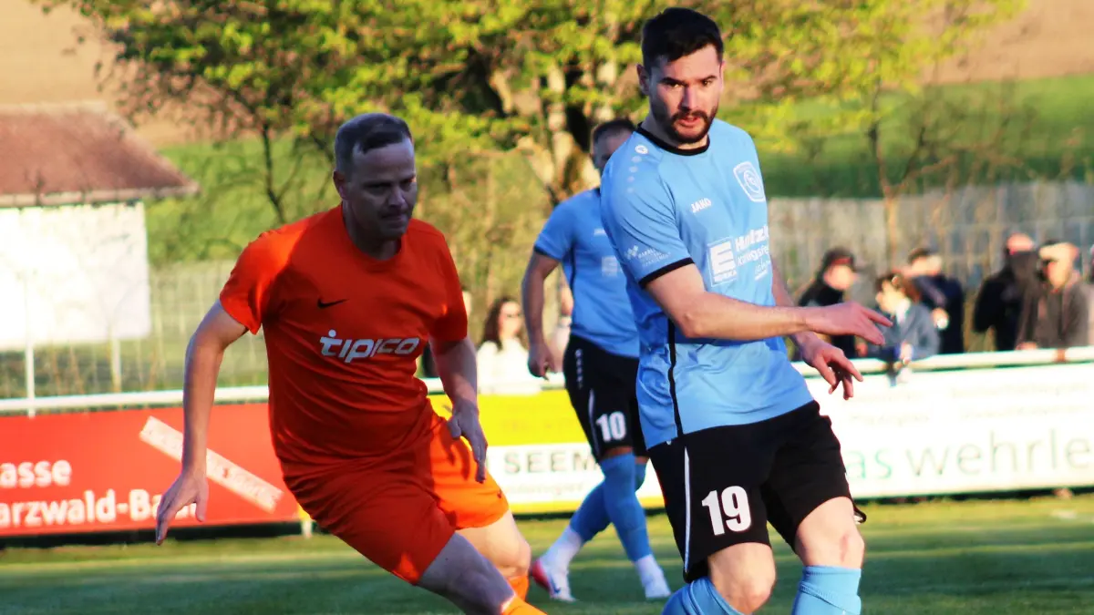 Patrick Lauble (rechts) steuerte bei den sechs Siegen bis zum Pokalfinale elf der 20 Treffer des FC Königsfeld bei.