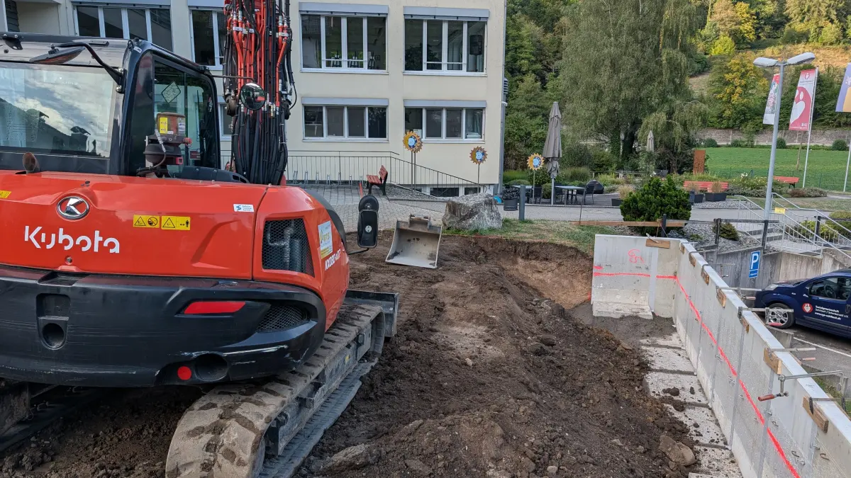 Die vorbereitenden Bauarbeiten für die neue Fertig-Fahrradbox sind in vollem Gang