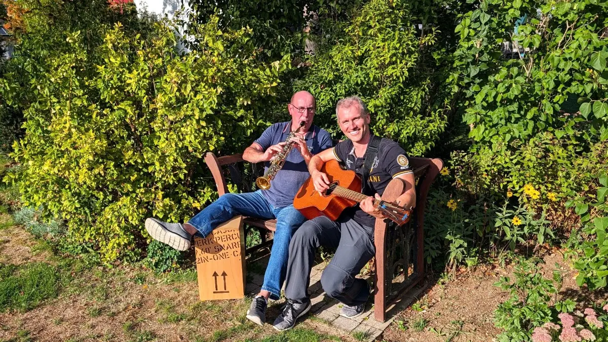Christoph Häßler und sein Vater Bernfried Häßler musizieren beim Kulturellen Herbst.