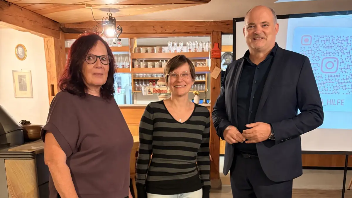 Monika Schneider (links), die Moderatorin des Gesprächs mit Susanne Sommer (Mitte) und Stefan Teufel bedanken sich bei der Gastreferentin für ihre landesweite Arbeit zur Bekämpfung von FASD und für ihren so tiefgehenden Vortrag samt Diskussion im CDU-Kreisvorstand.