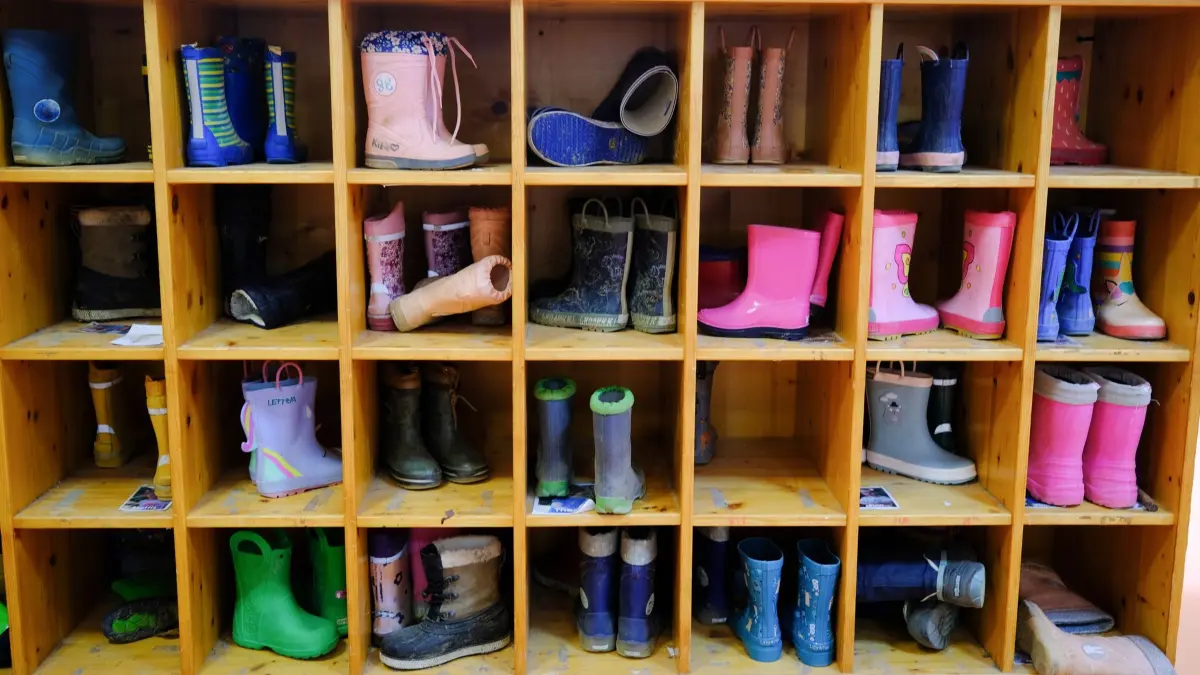 Kindergarten: ARCHIV - 05.05.2026, Baden-Württemberg, Stuttgart: Kinderstiefel stehen in einer Kindertagesstätte in einem Regal. (zu dpa: «2.500 Kinder weniger in den rheinland-pfälzischen Kitas») Foto: Bernd Weißbrod/dpa +++ dpa-Bildfunk +++