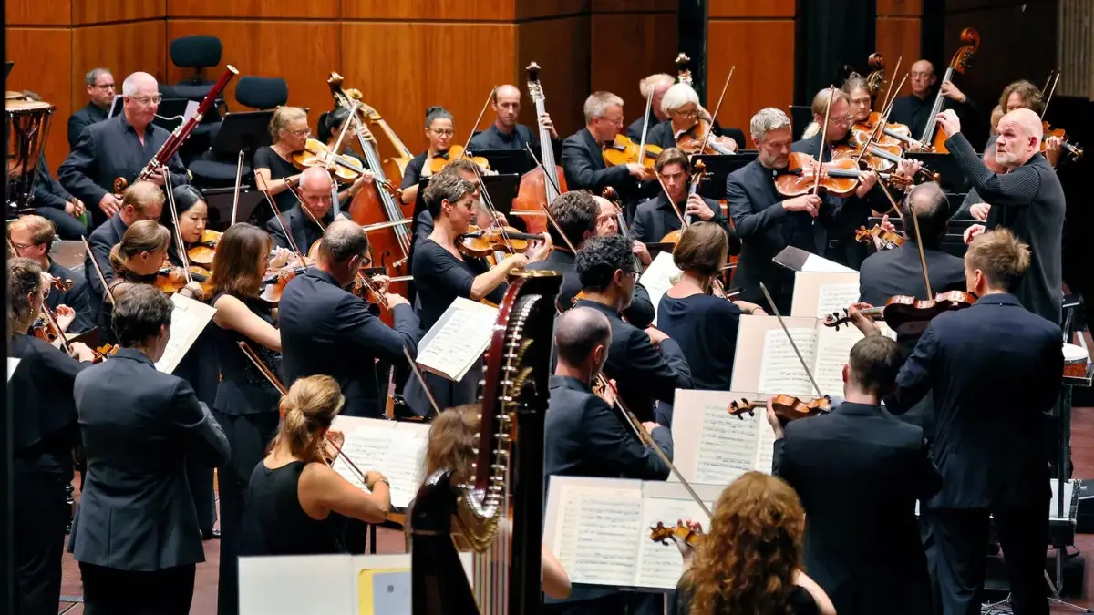 Das SWR-Symphonieorchester unter der Leitung von Xavier Roth spielt zwei Konzerte für Menschen mit Demenz.