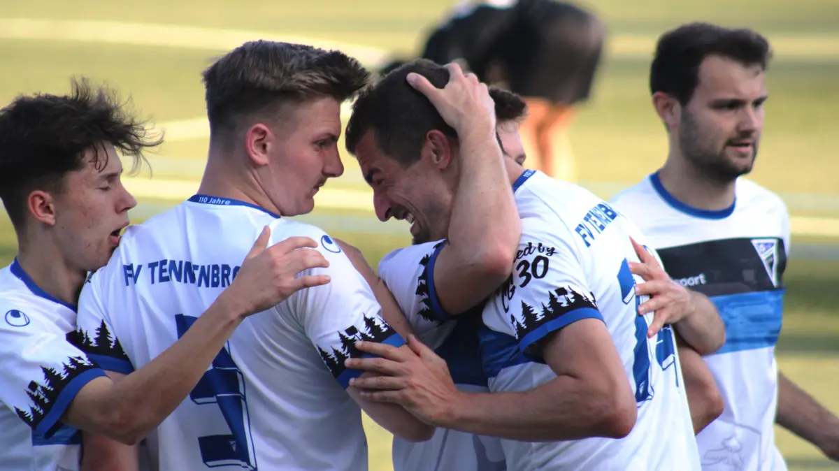 Beim FV Tennenbronn läuft es: Hier feiern Marlon Schweizer (links, Yannik Richter (Mitte), Stefan Schanz und Co.