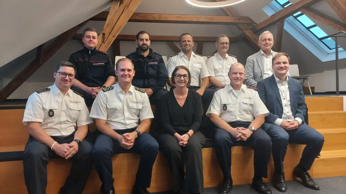 Mehrere Vertreter regionaler Feuerwehren tauschten sich mit der Landtagsabgeordneten Sandra Boser (Mitte) über die Folgen der Waldbrände aus.