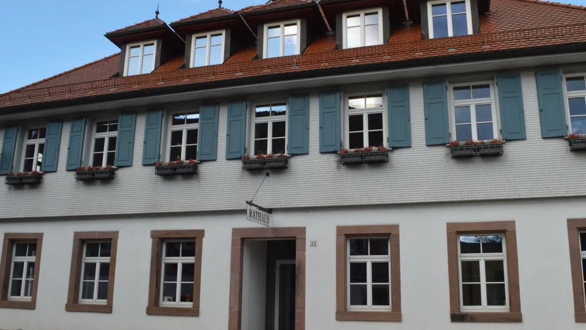 Am Schenkenzeller Rathaus müssen dringend die Holzfenster gestrichen werden. Das Gewerk vergab der Gemeinderat an die Firma Lachenmaier für 5640 Euro.